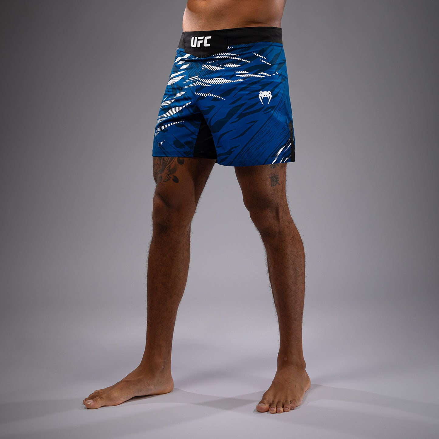 UFC Fusion by Venum Authentic Fight Night 男士格斗短裤 – 短款 – 蓝色