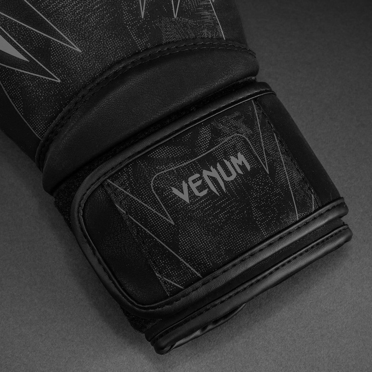 Venum Impact Amazonia Reborn 拳击手套 - 黑色/灰色