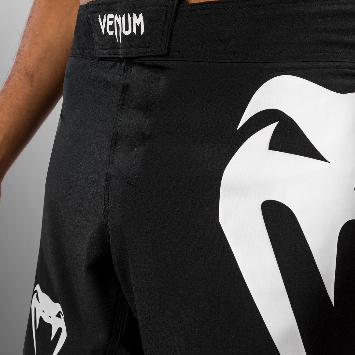 Venum Light 5.0 格斗短裤 – 黑色/白色