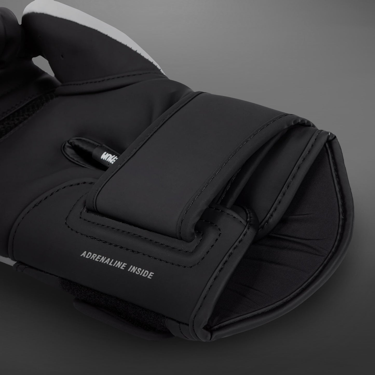 Venum Challenger 4.0 拳击手套 – 黑色/白色