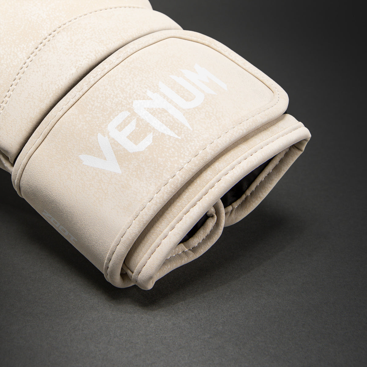 Venum Stone 2.0 拳击手套 - 沙色