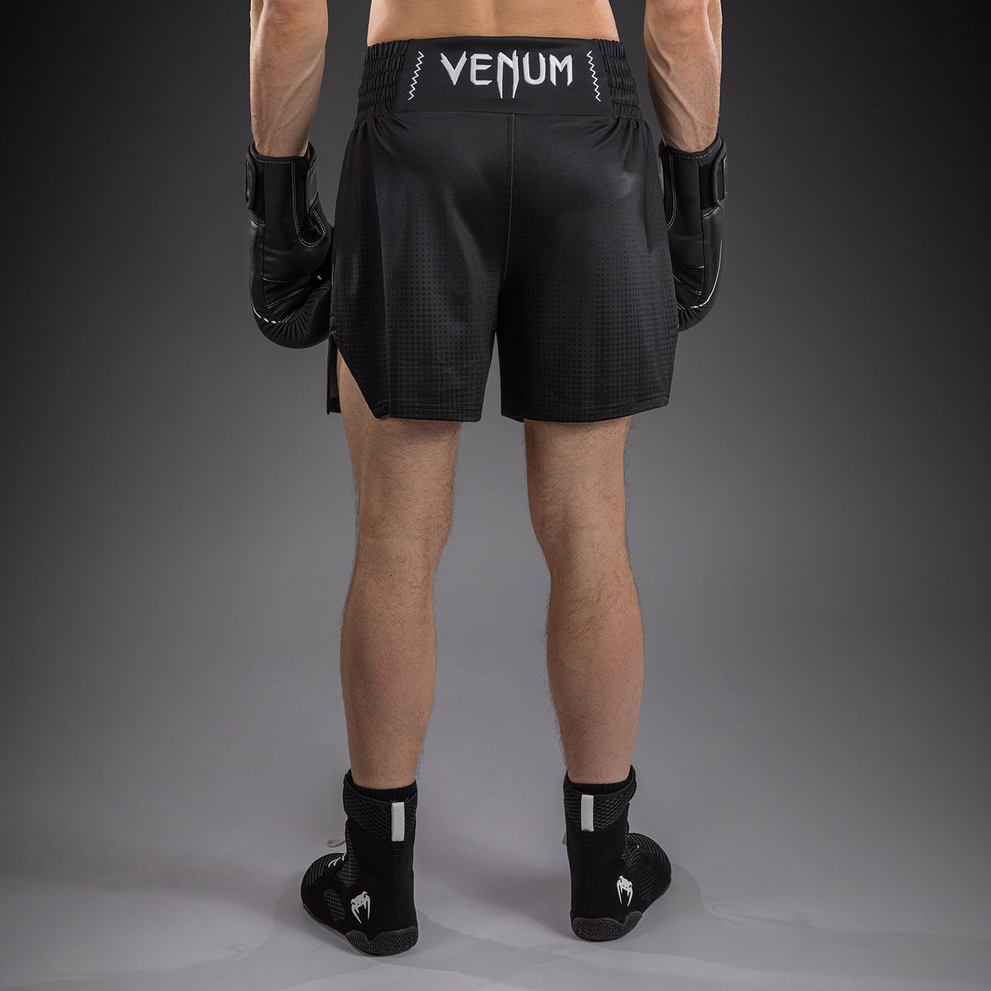 Venum Stealth 拳击短裤 – 黑色/白色