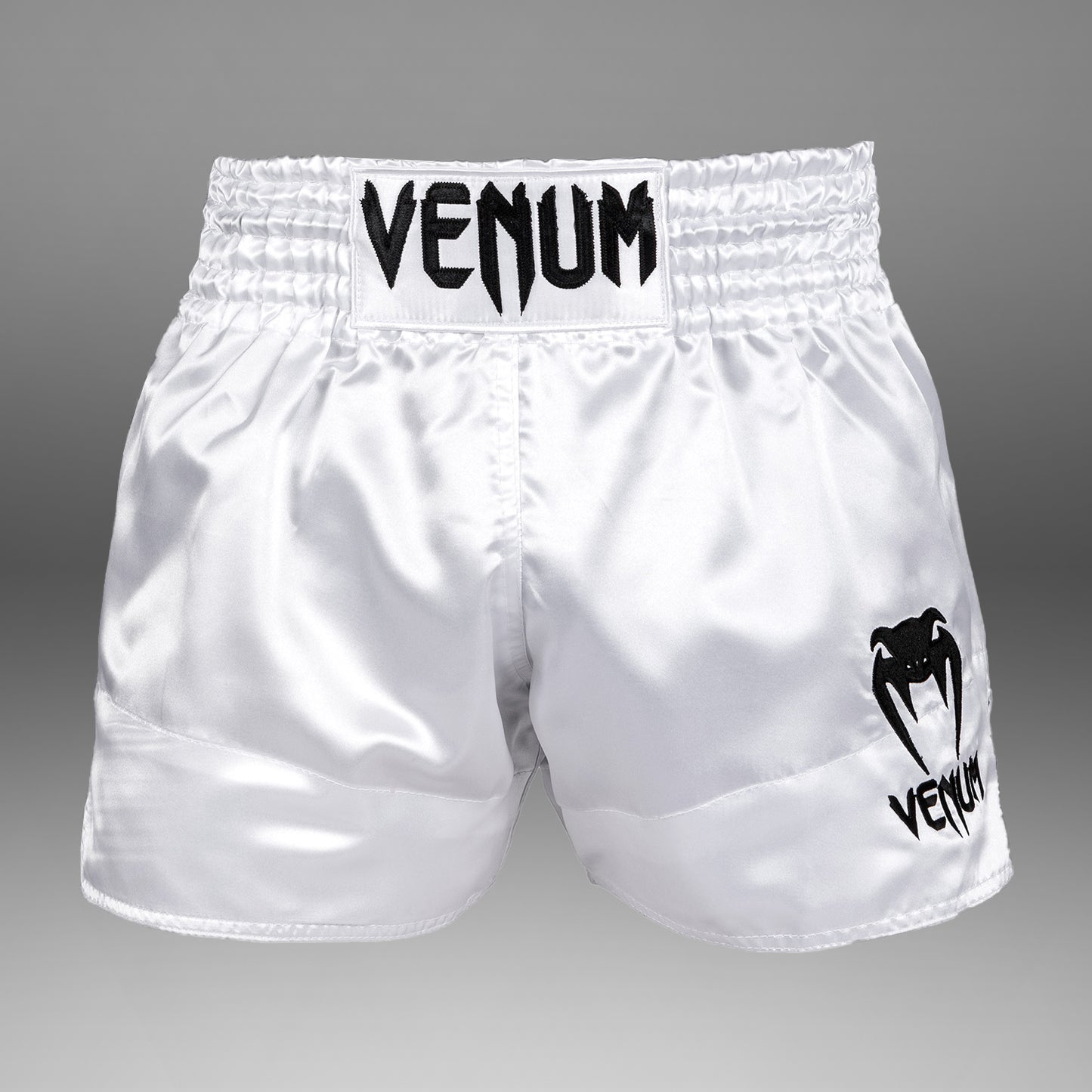 Venum Classic 泰拳短裤 – 白色/黑色