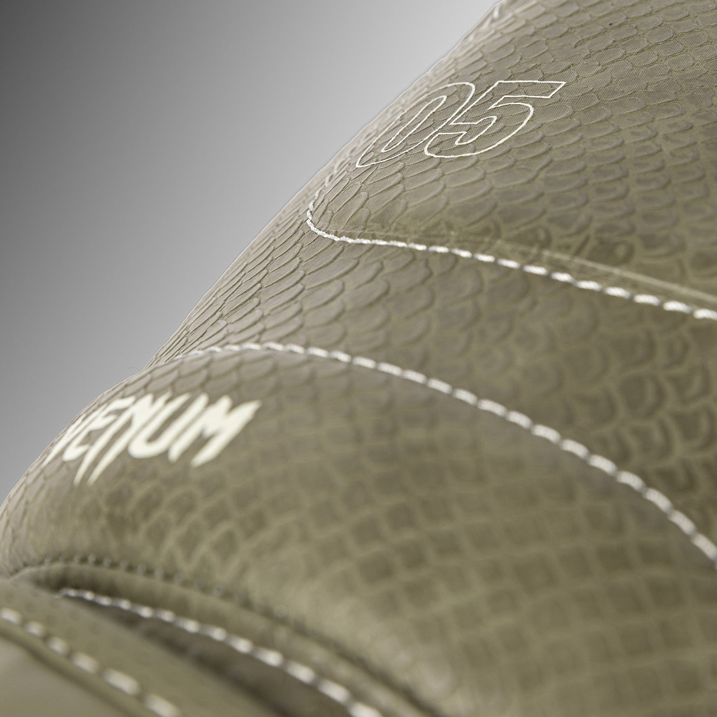 Venum Impact Evo Scales 拳击手套 – 军绿色