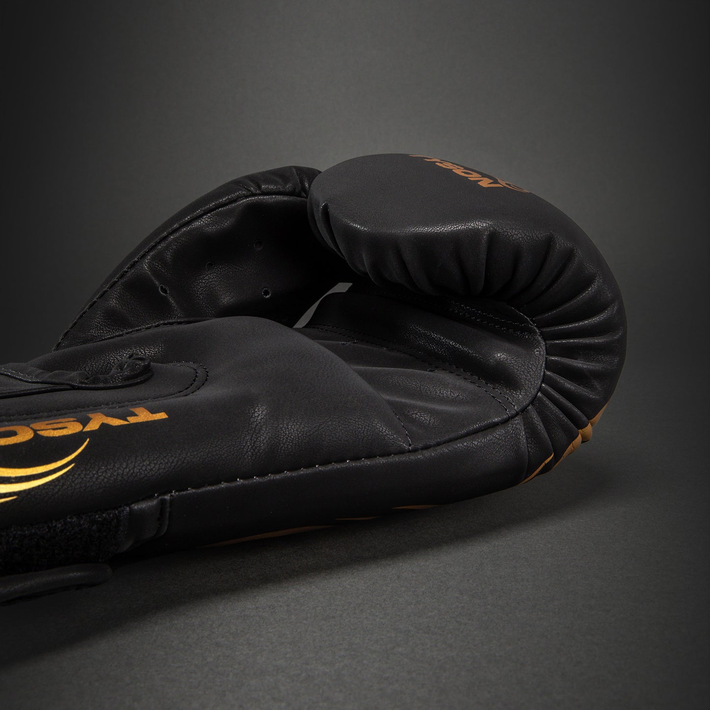 Venum Mike Tyson Replica 拳击手套 – 黑色/金色