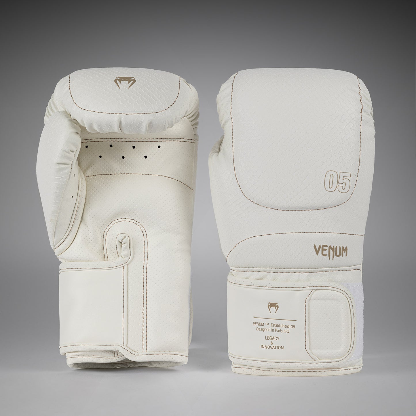 Venum Impact Evo Scales 拳击手套 – 象牙色