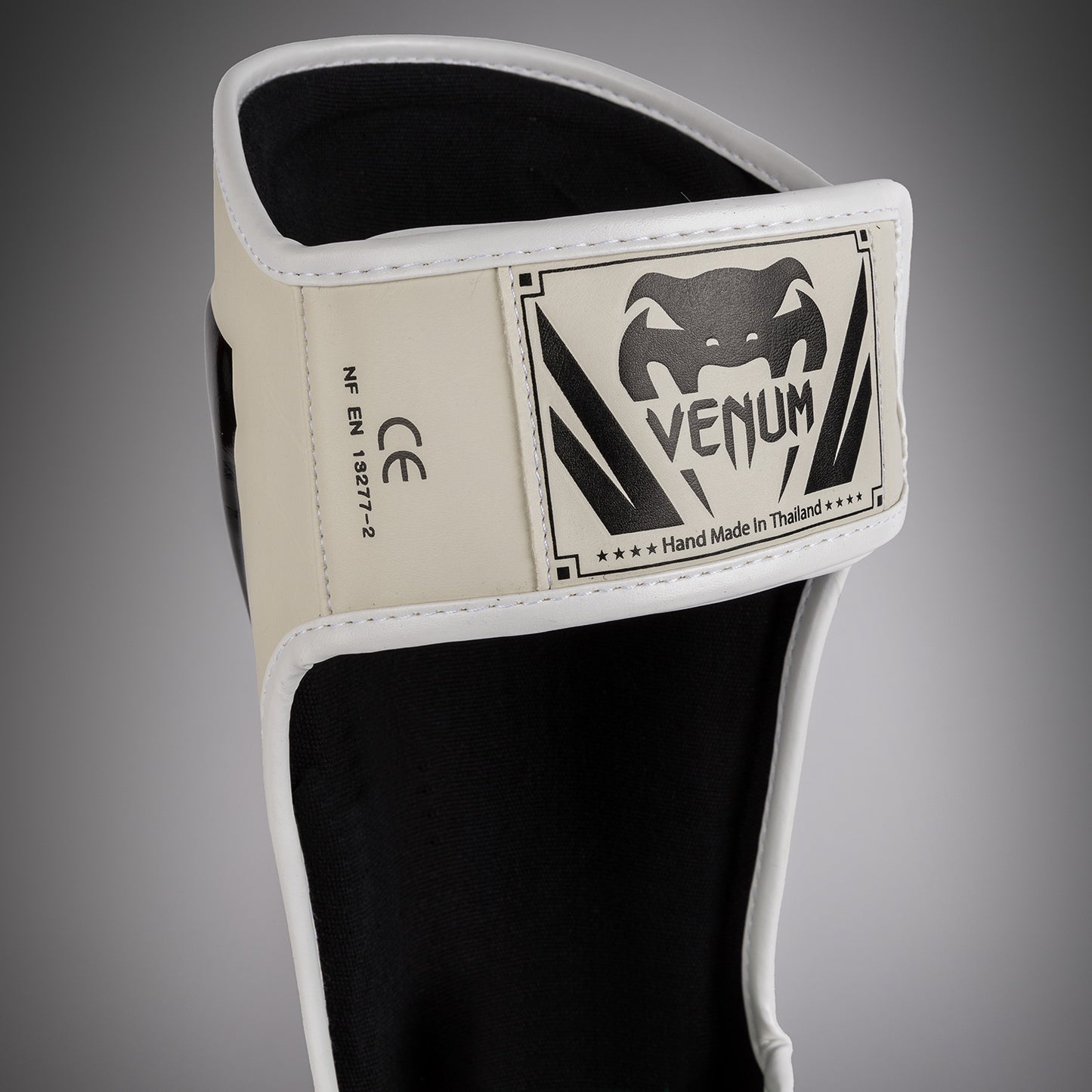 Venum Elite 立式护胫 – 白色/黑色