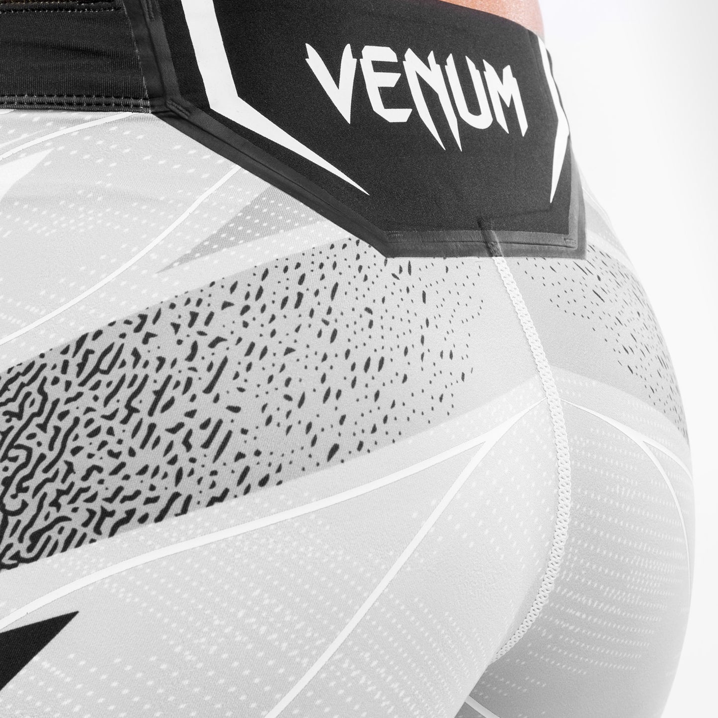 UFC Venum Authentic Fight Night 女士综合格斗短裤–短款–白色