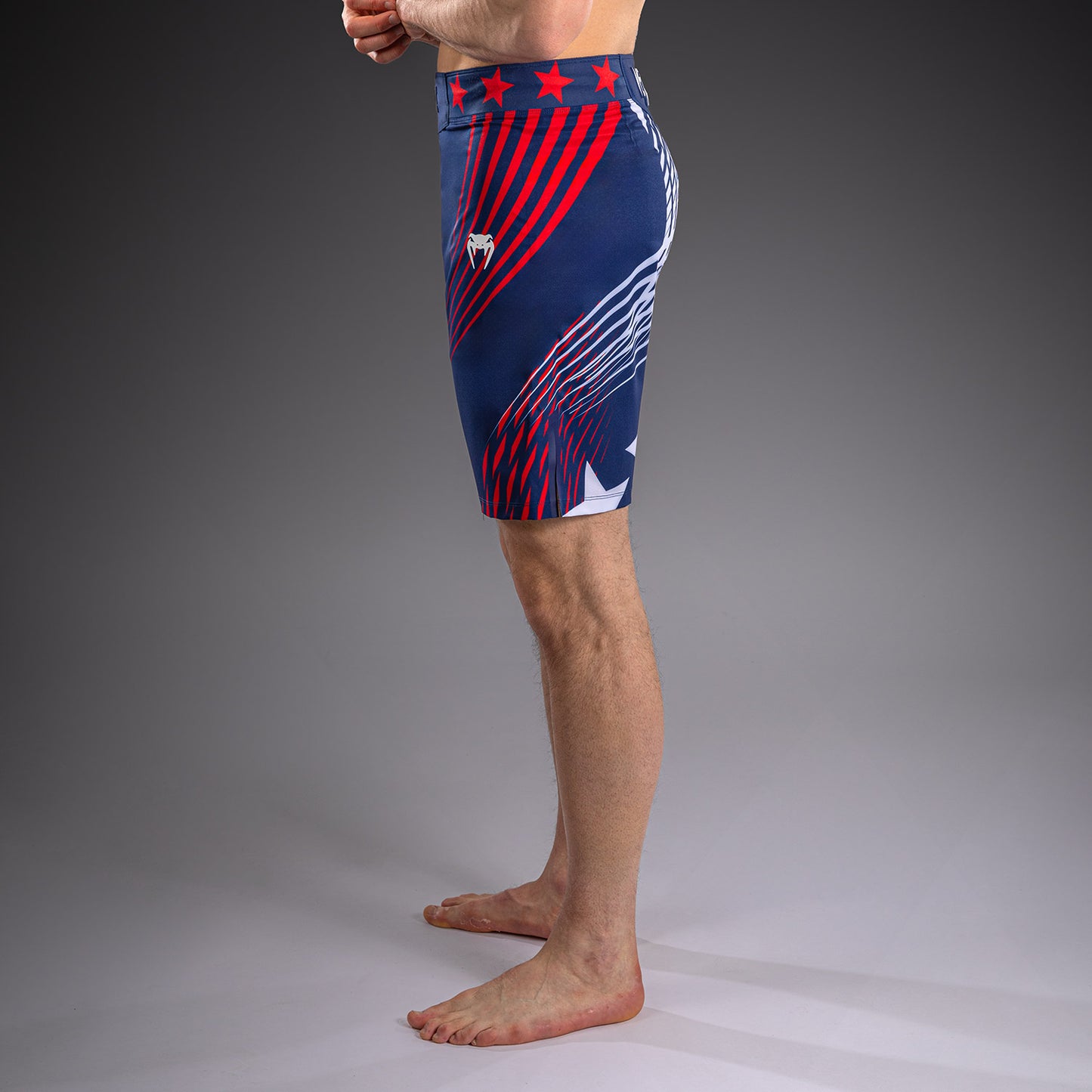Official UFC Freedom 250 by Venum 男士 Authentic Fight Night 长款格斗短裤 - 蓝色