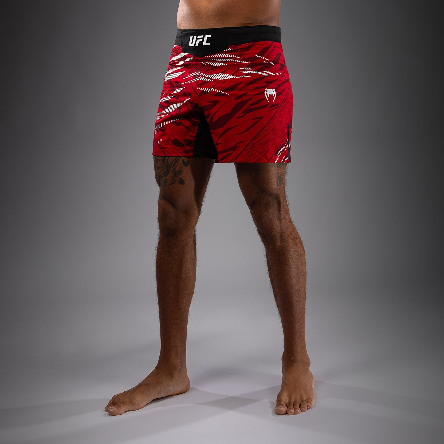 UFC Fusion by Venum Authentic Fight Night 男士格斗短裤 – 短款 – 红色