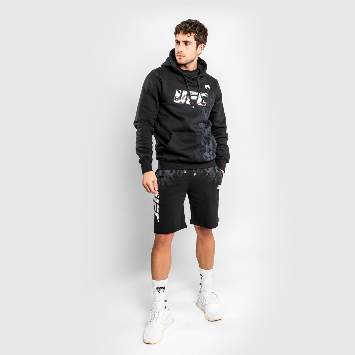 UFC Venum Authentic Fight Week 男士款连帽衫 – 黑色