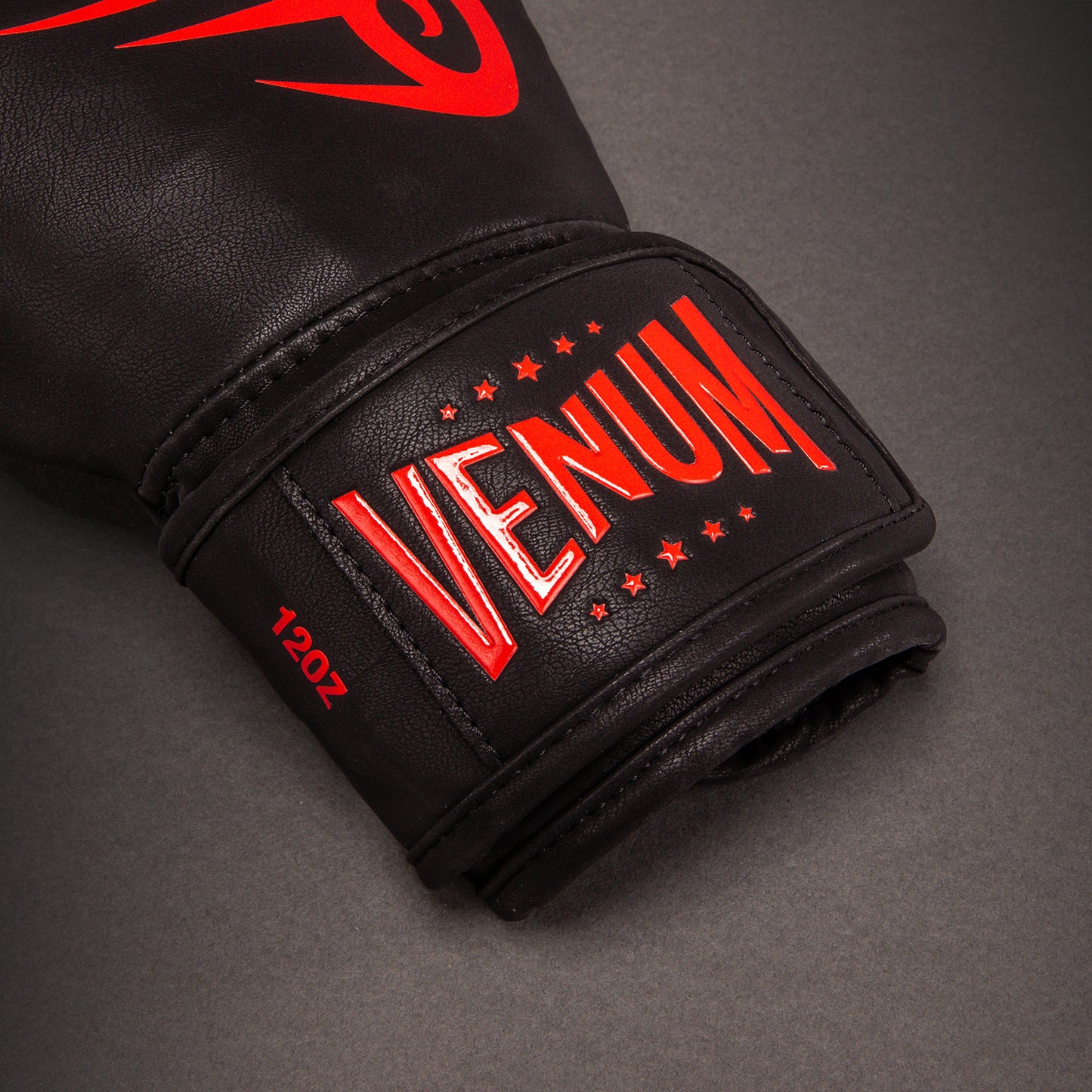 Venum Mike Tyson Replica 拳击手套 – 黑色/红色