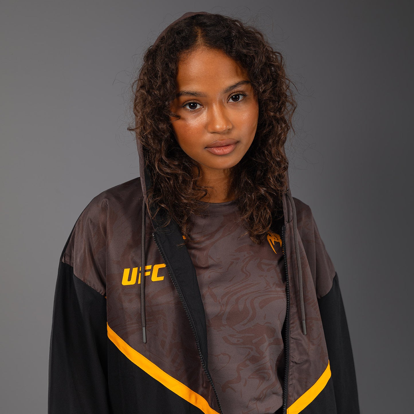 UFC Fusion by Venum Fight Week 女士拉链连帽衫 – 驼色