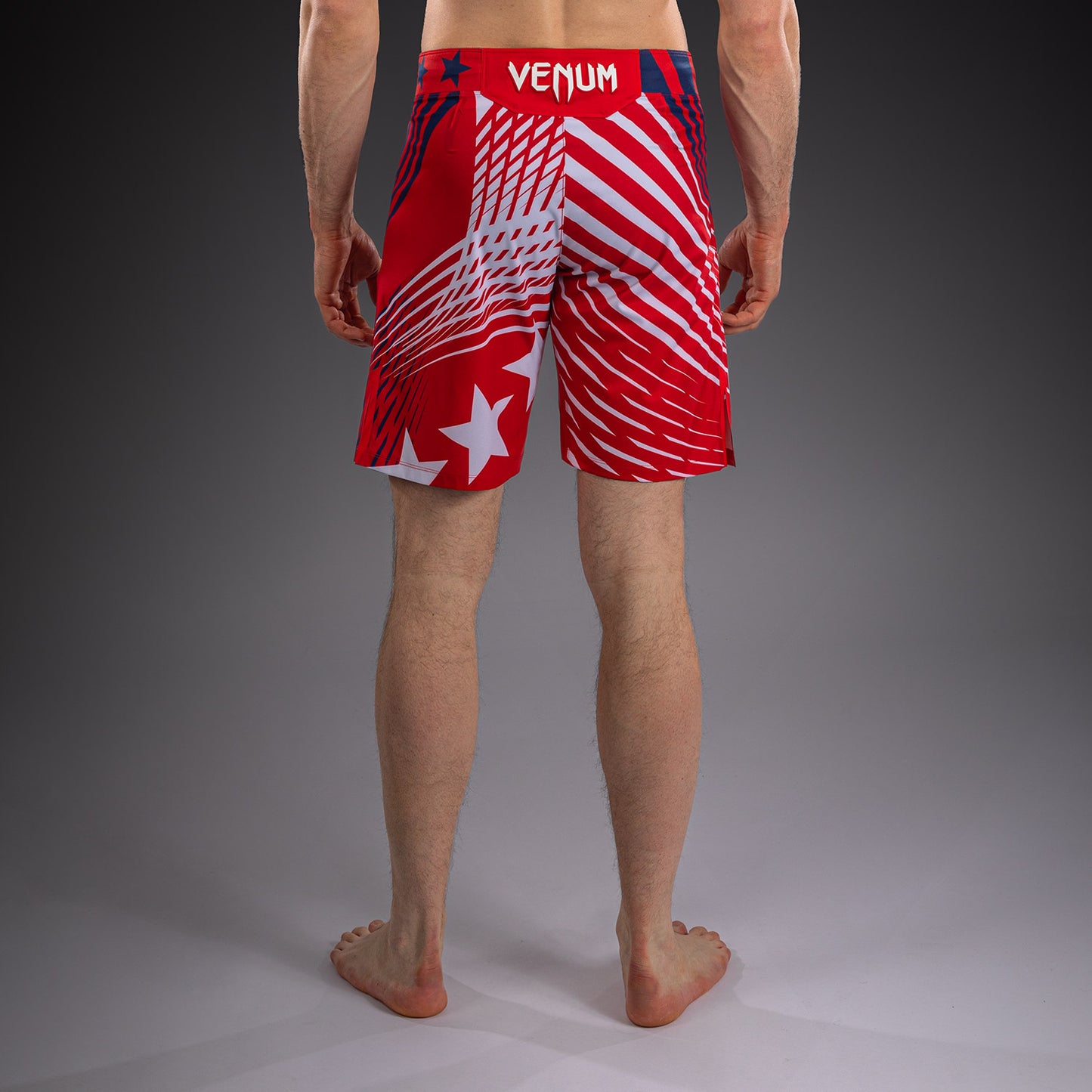 Official UFC Freedom 250 by Venum 男士 Authentic Fight Night 短款格斗短裤 - 红色