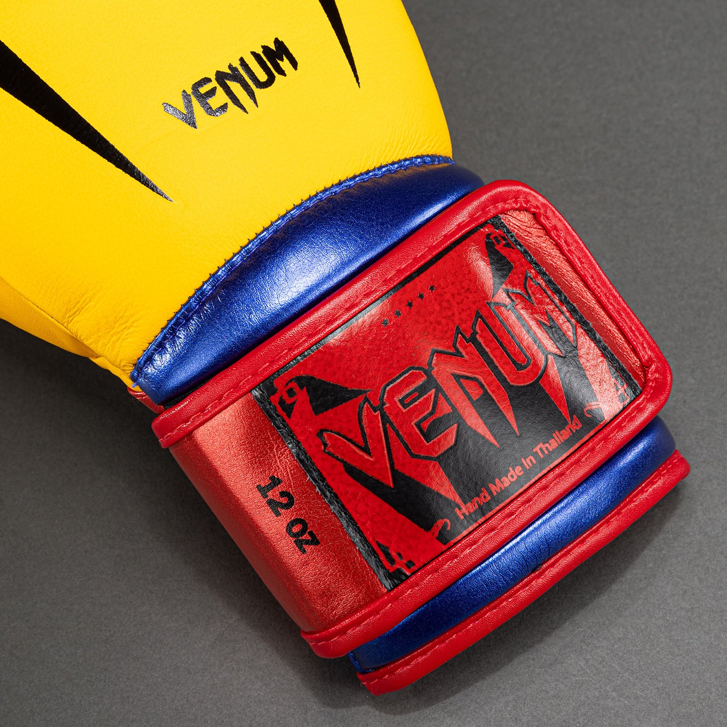 Venum Giant 3.0 拳击手套 – 黄色/蓝色/红色
