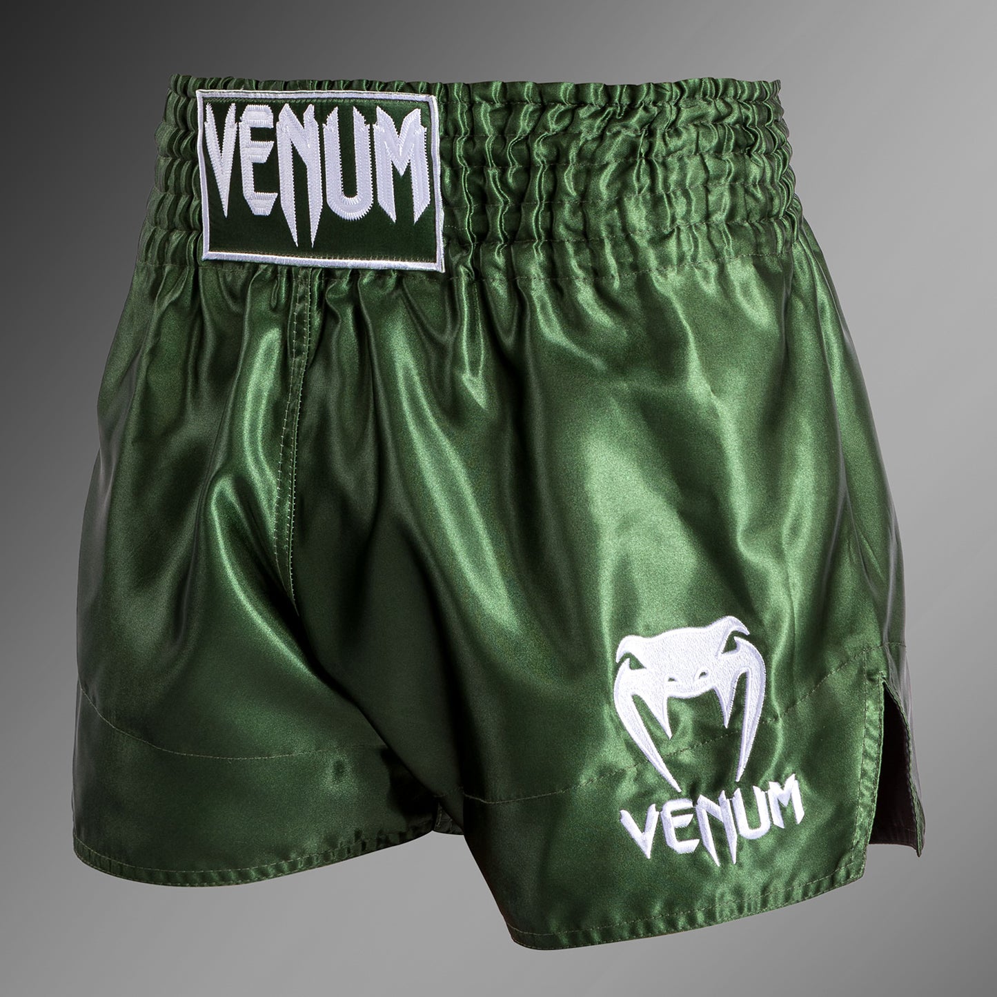 Venum Classic 泰拳短裤 – 卡其色/白色