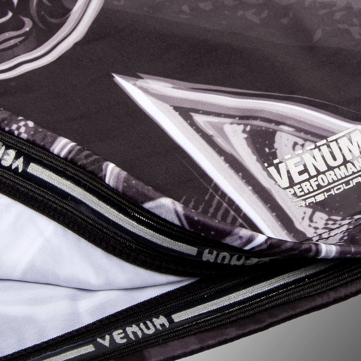 Venum Gladiator 3.0 紧身防磨衣–长袖–黑色/白色