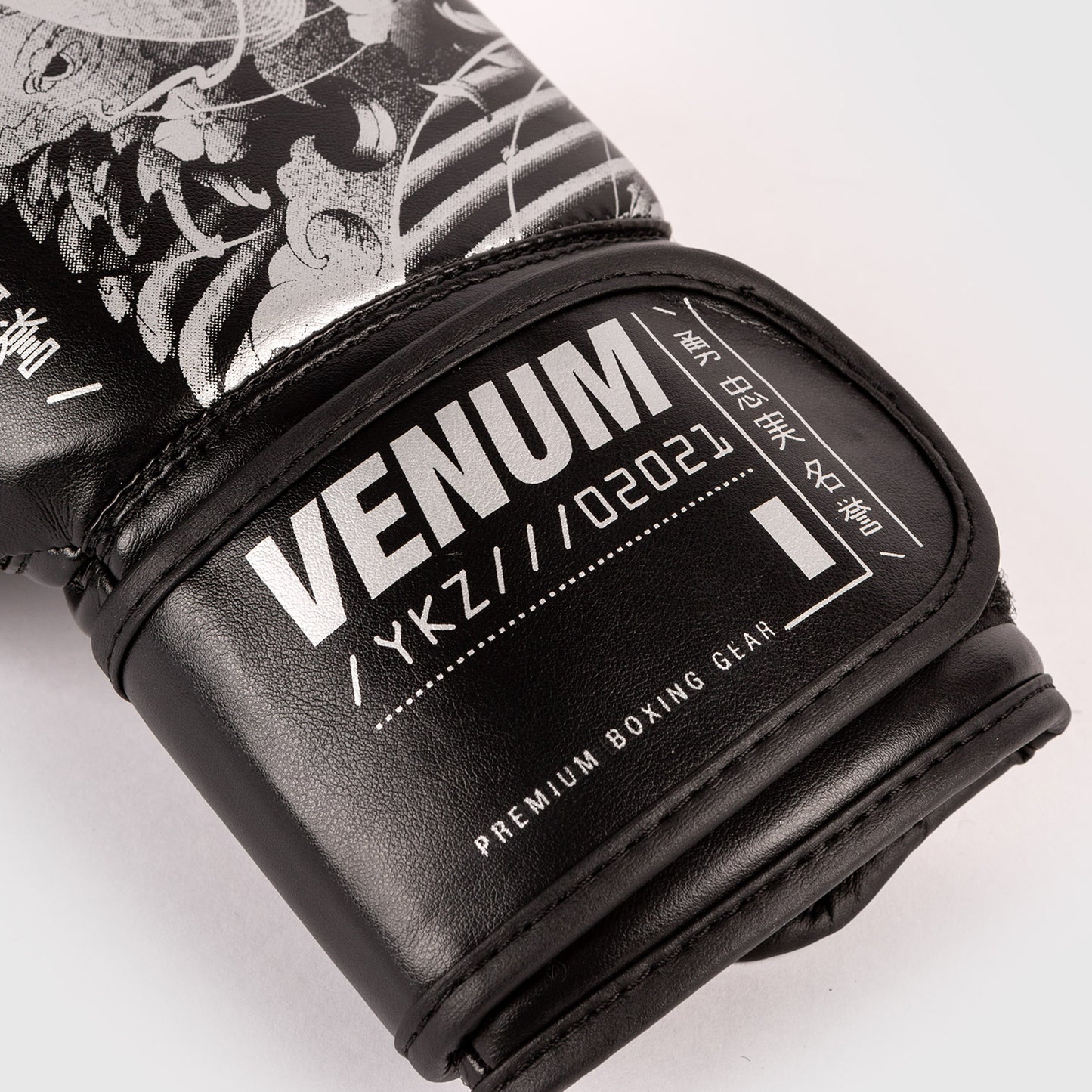 Venum YKZ21 儿童款拳击手套 – 黑色/白色