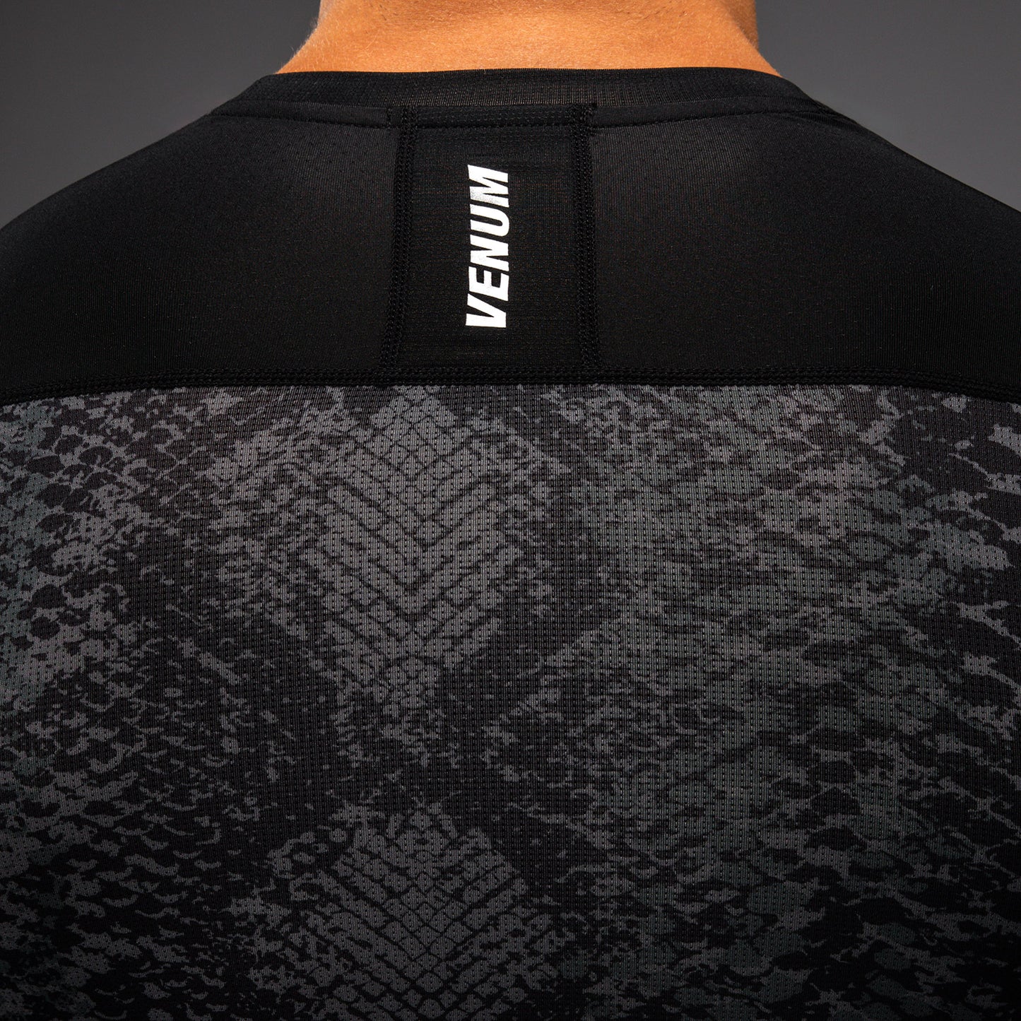 Venum G-Fit Scales 长袖紧身防磨衣 – 黑色/炭灰色
