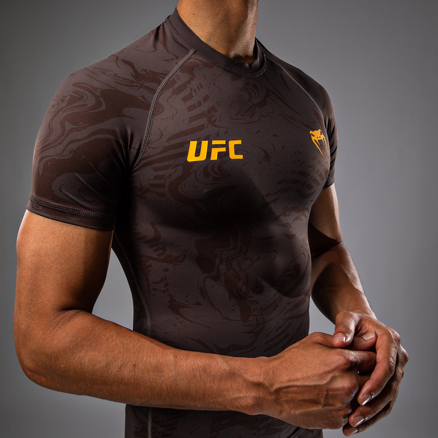 UFC Fusion by Venum Fight Week 男士款短袖紧身防磨衣 – 沙色