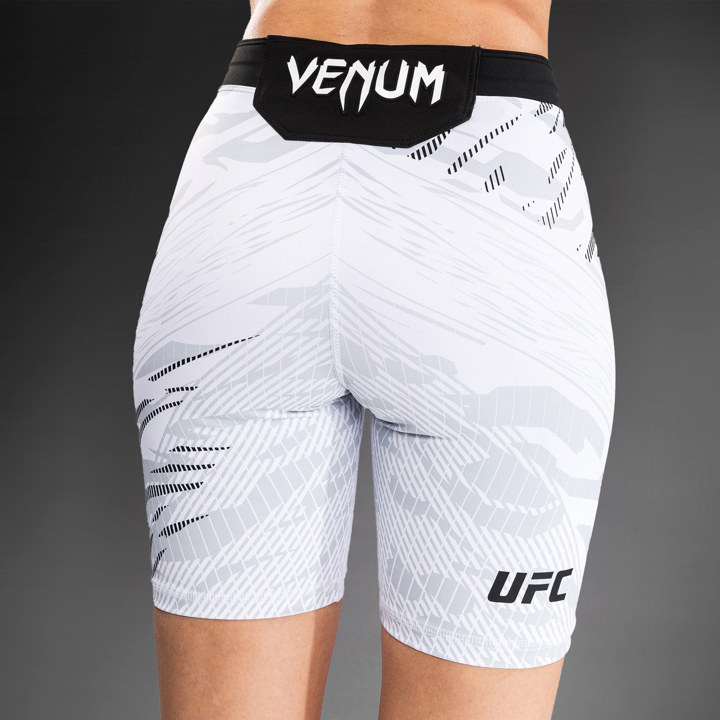 UFC Fusion by Venum 女士综合格斗短裤–长款–白色