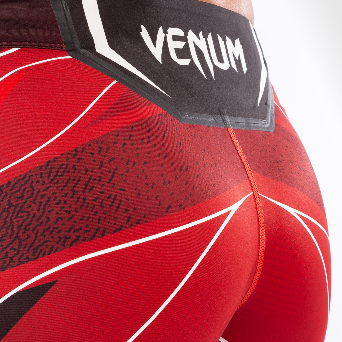 UFC Venum Authentic Fight Night 女士综合格斗短裤 – 短款 – 红色