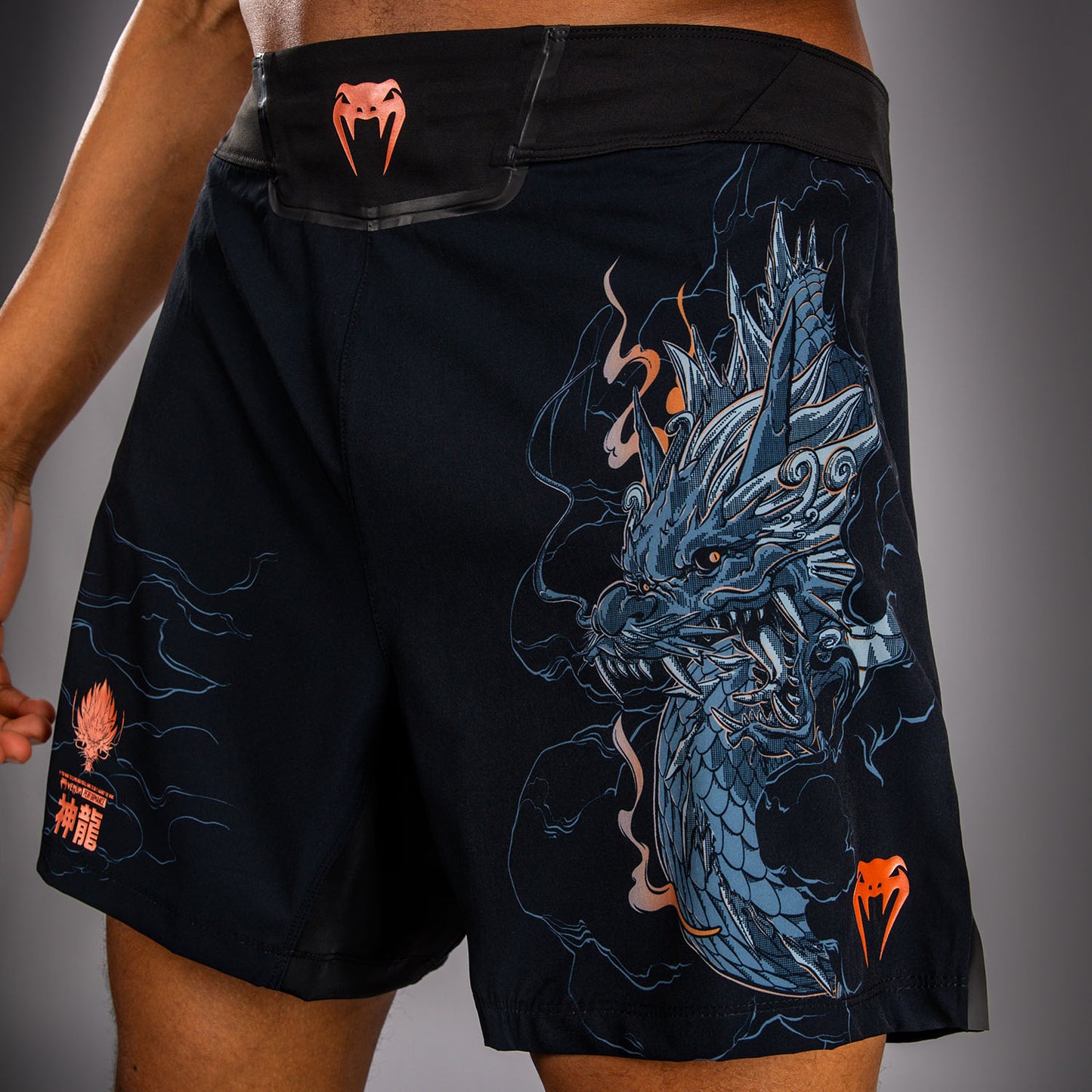 Venum Thunder Dragon 格斗短裤 – 黑色/灰色/铜色