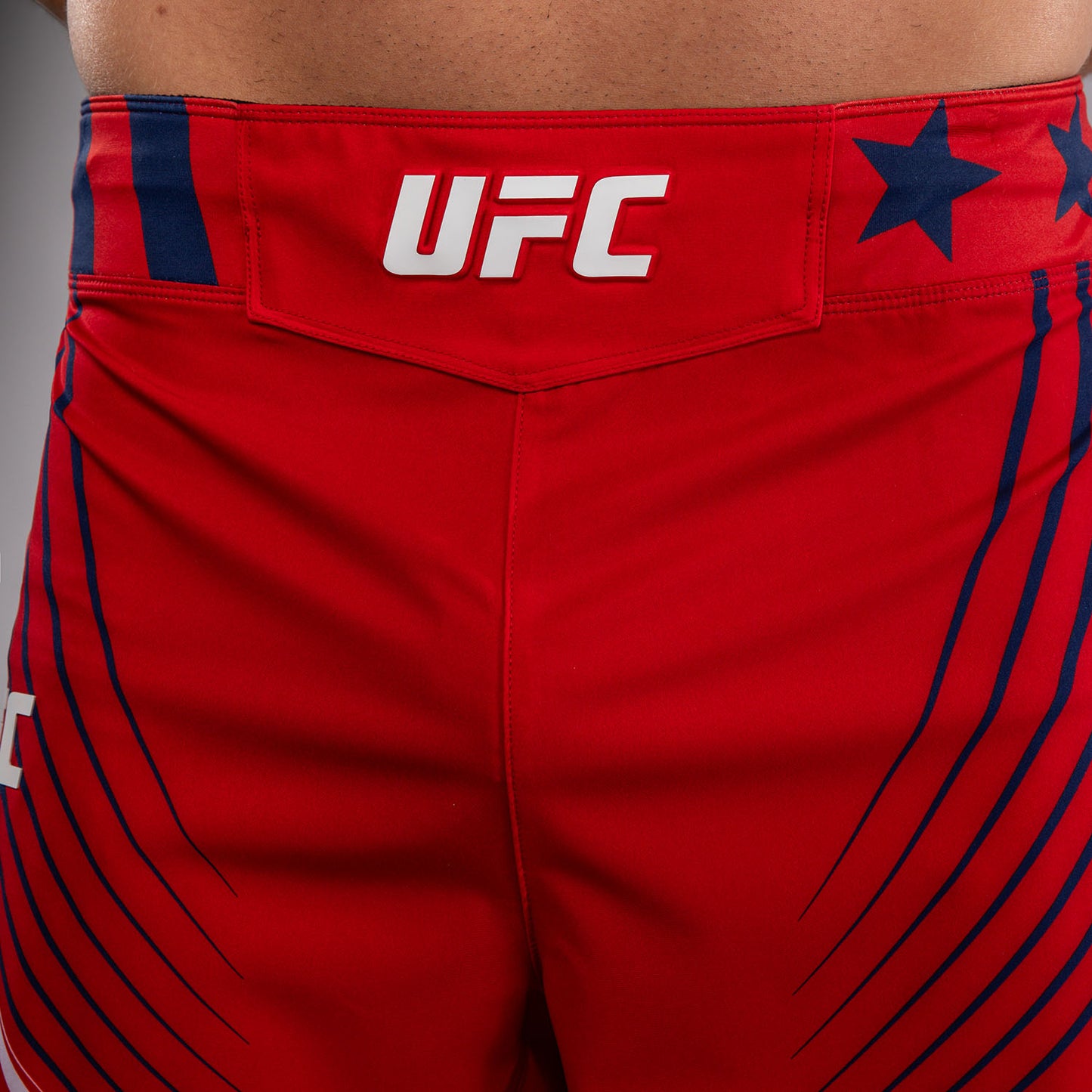 Official UFC Freedom 250 by Venum 男士 Authentic Fight Night 短款格斗短裤 - 红色