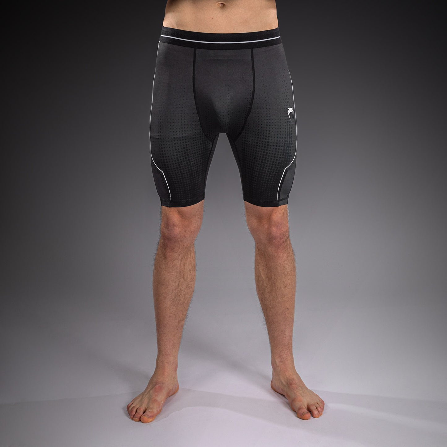Venum Stealth Vale Tudo 综合格斗短裤 – 黑色/白色