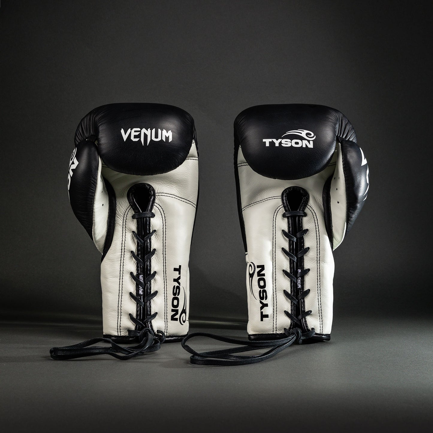 Venum Giant 2.0 Mike Tyson Pro 拳击手套带鞋带 – 深黑色/光学白色