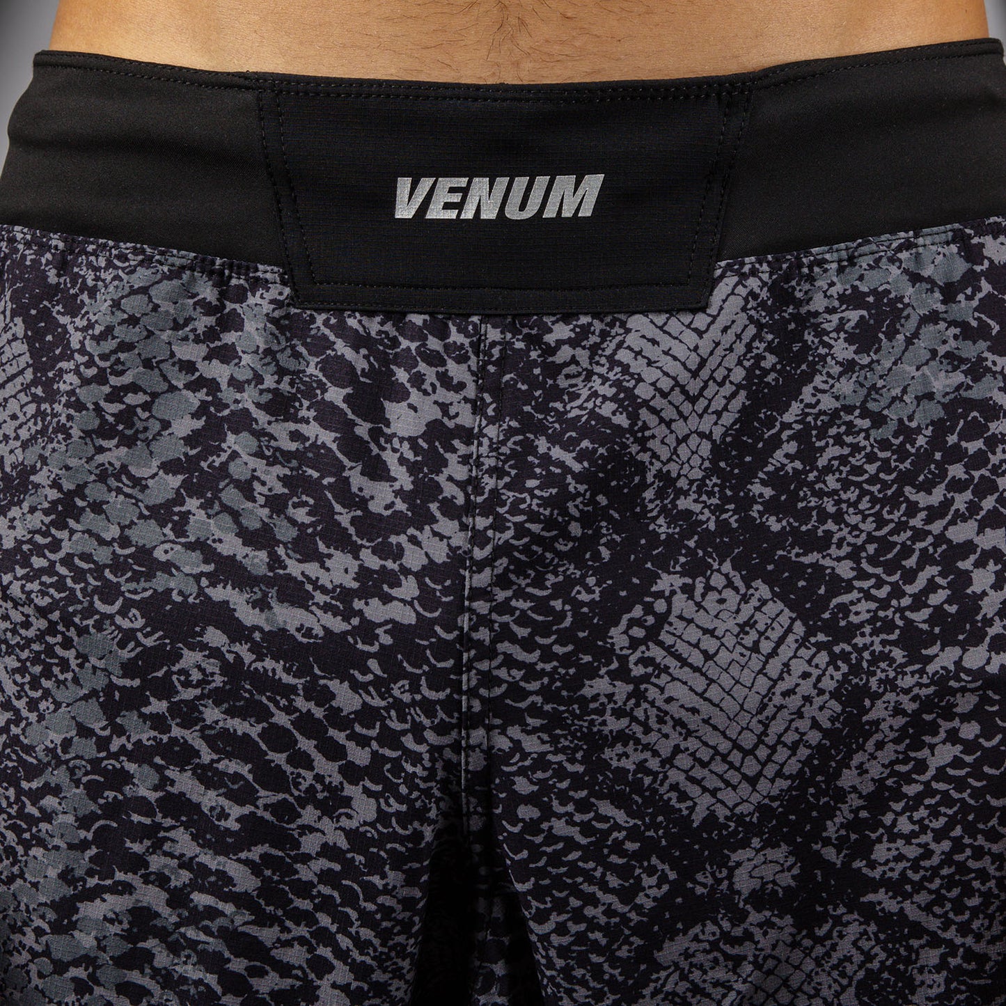 Venum G-Fit Scales 格斗短裤 – 黑色/炭灰色