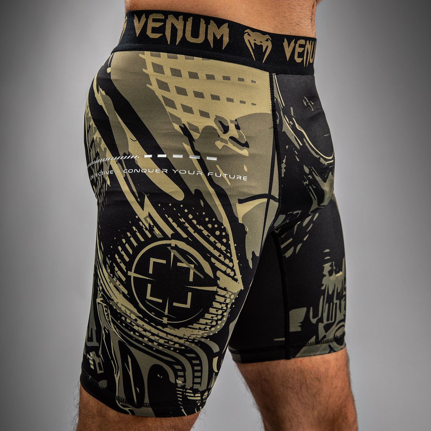 Venum Invader 综合格斗短裤 – 黑色/沙色