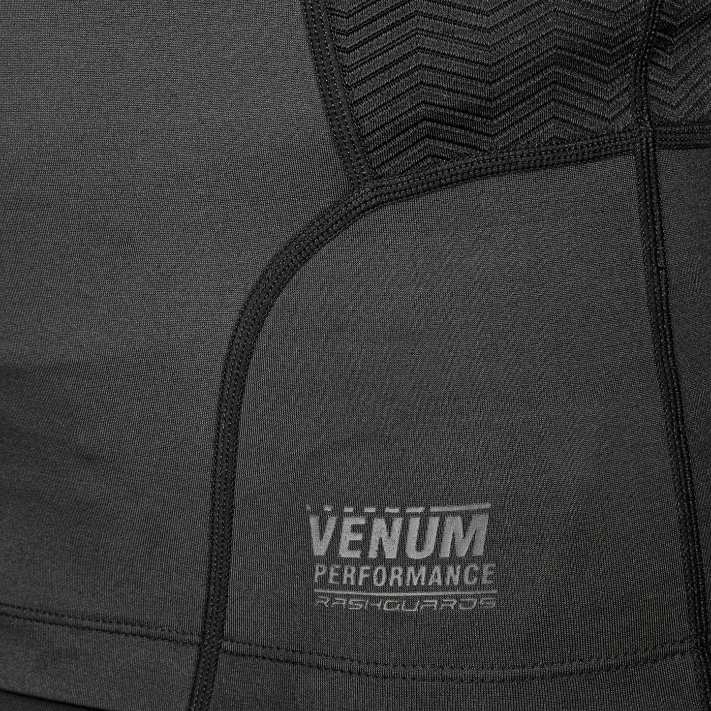 Venum G-Fit 紧身防磨衣–短袖–黑色