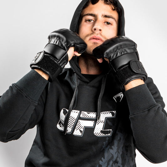 UFC Venum Authentic Fight Week 男士款连帽衫 – 黑色