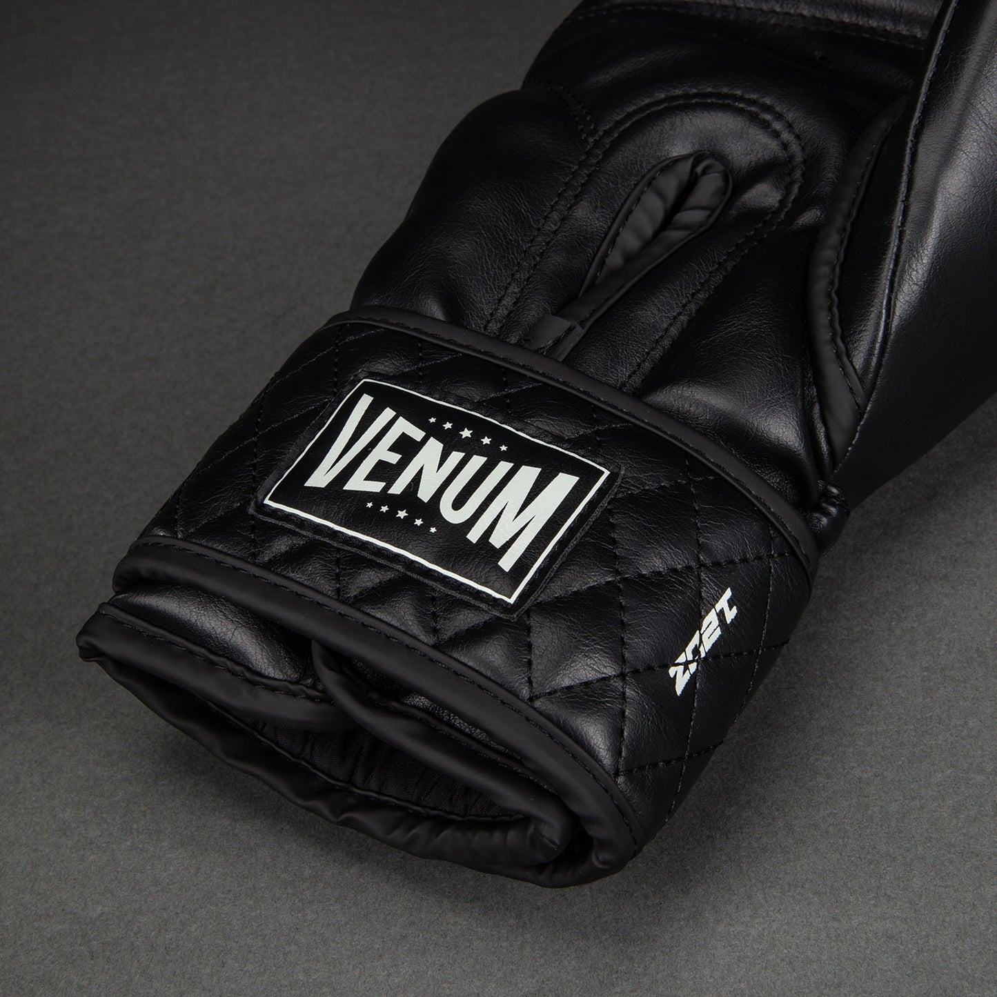 Venum Impact Classic 拳击手套–黑色