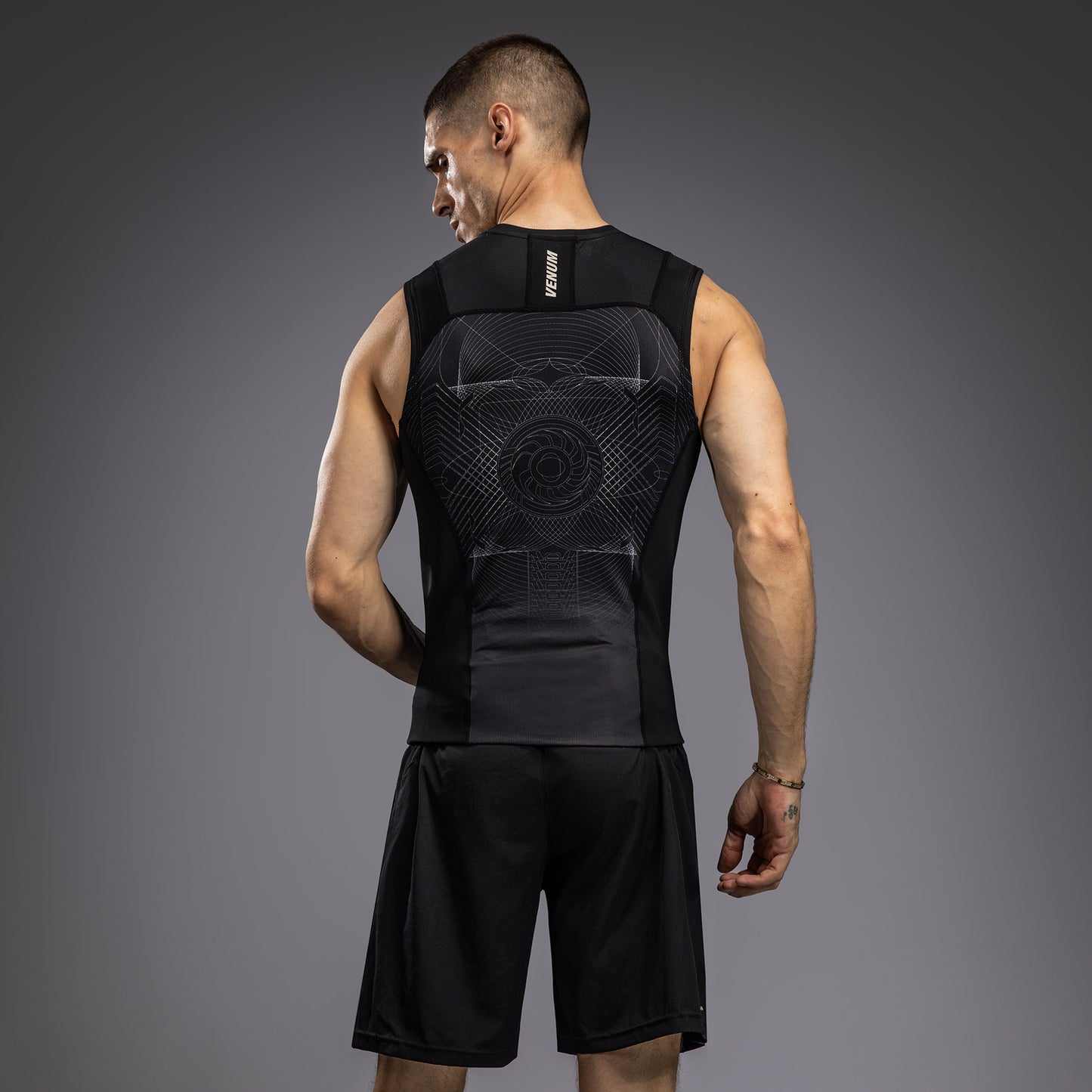 Venum G-Fit Air 男士无袖紧身防磨衣 – 深黑色/沙漠沙色