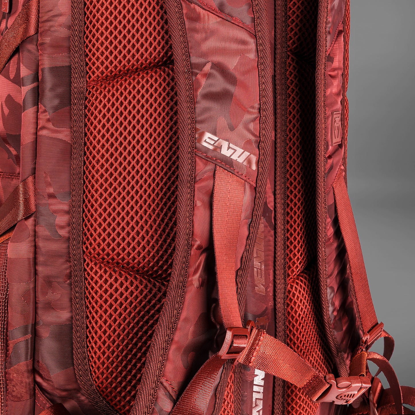 Venum Challenger Xtrem 背包 (50-63L) – 迷彩色/酒红色