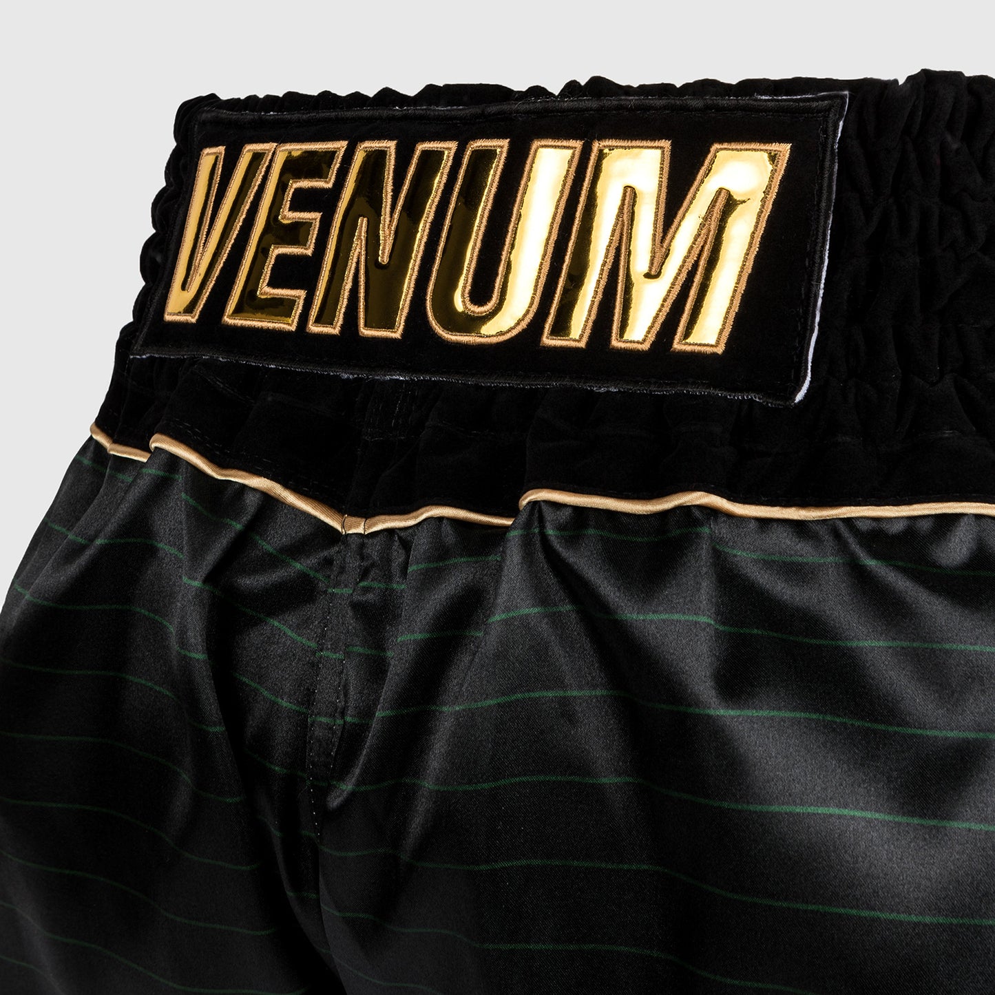 Venum Attack 泰拳短裤 – 黑色/绿色