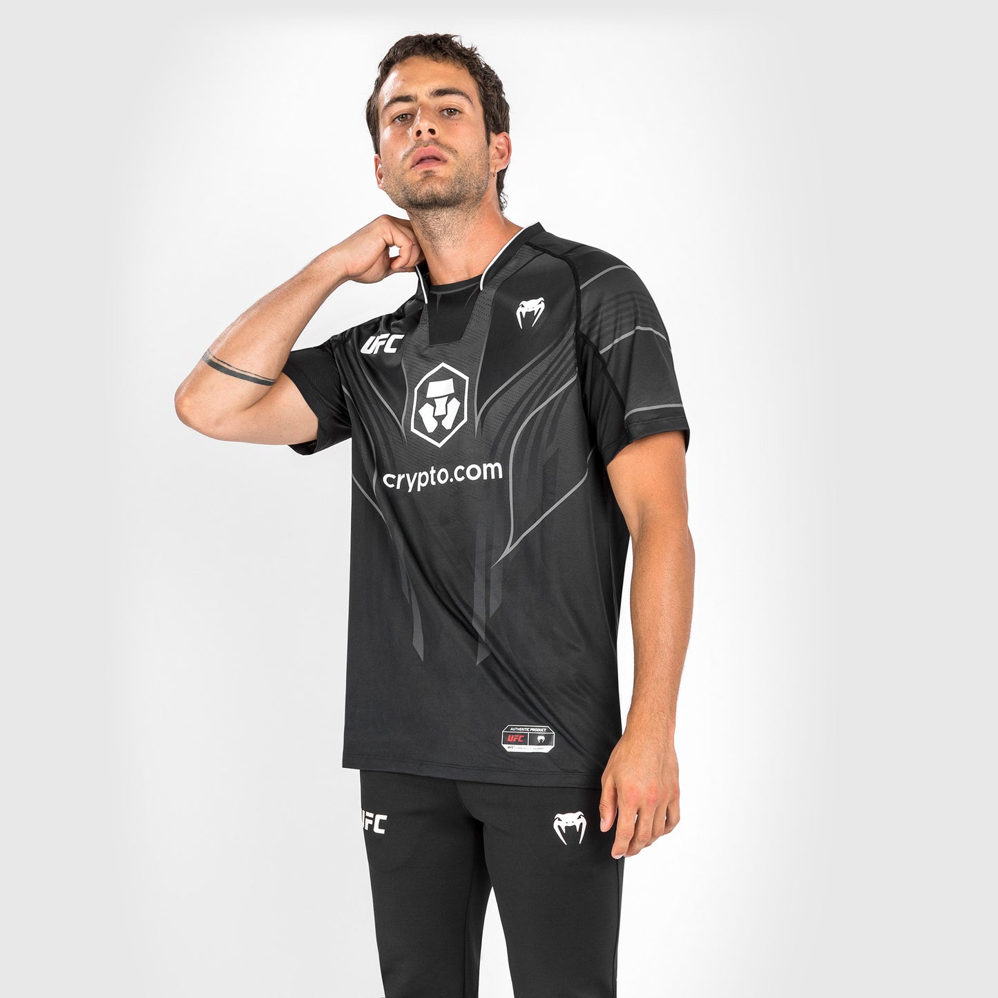 UFC Venum Authentic Fight Night 2.0 Kit 男士走场T恤 – 黑色