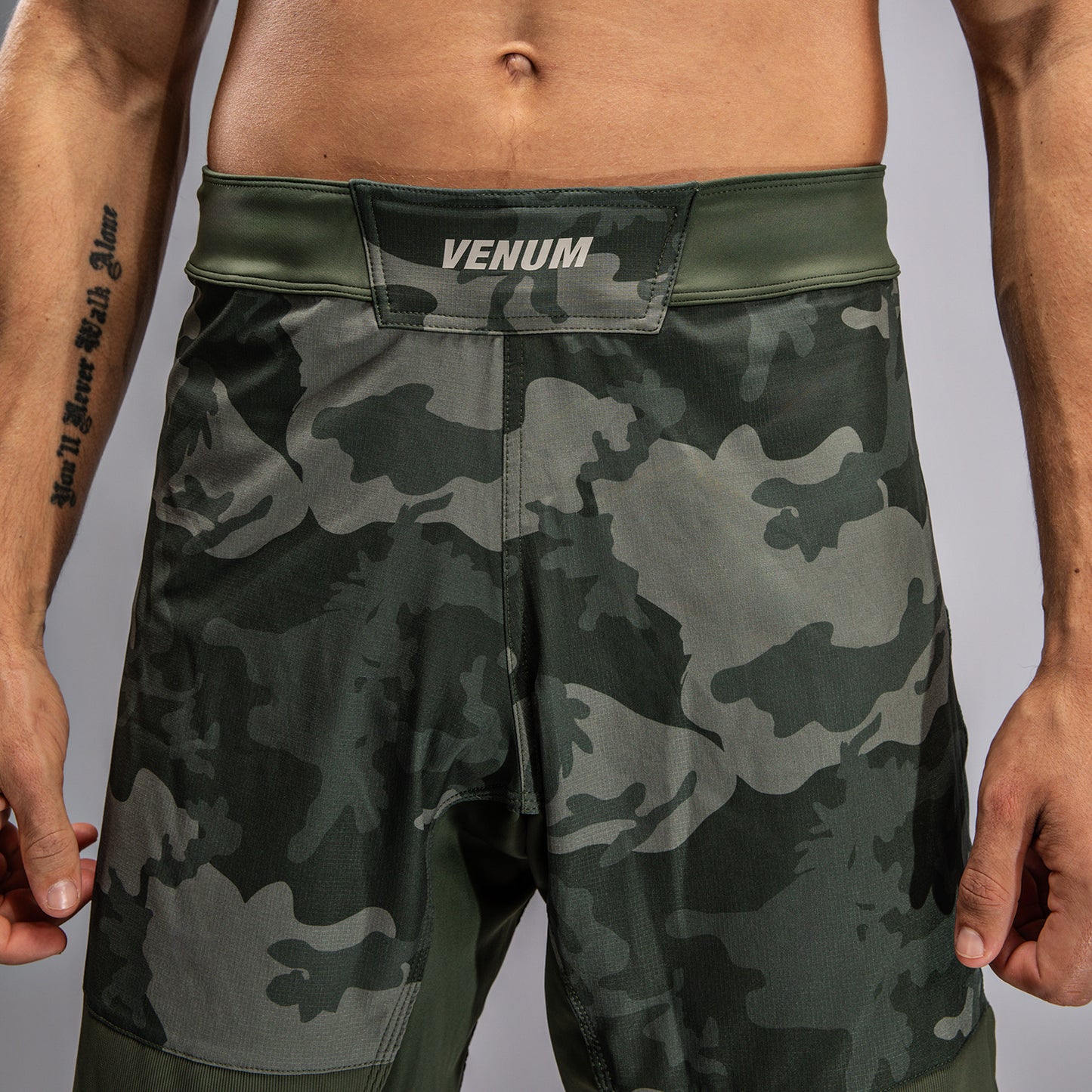 Venum G-Fit Air 男士格斗短裤 – 军绿色迷彩