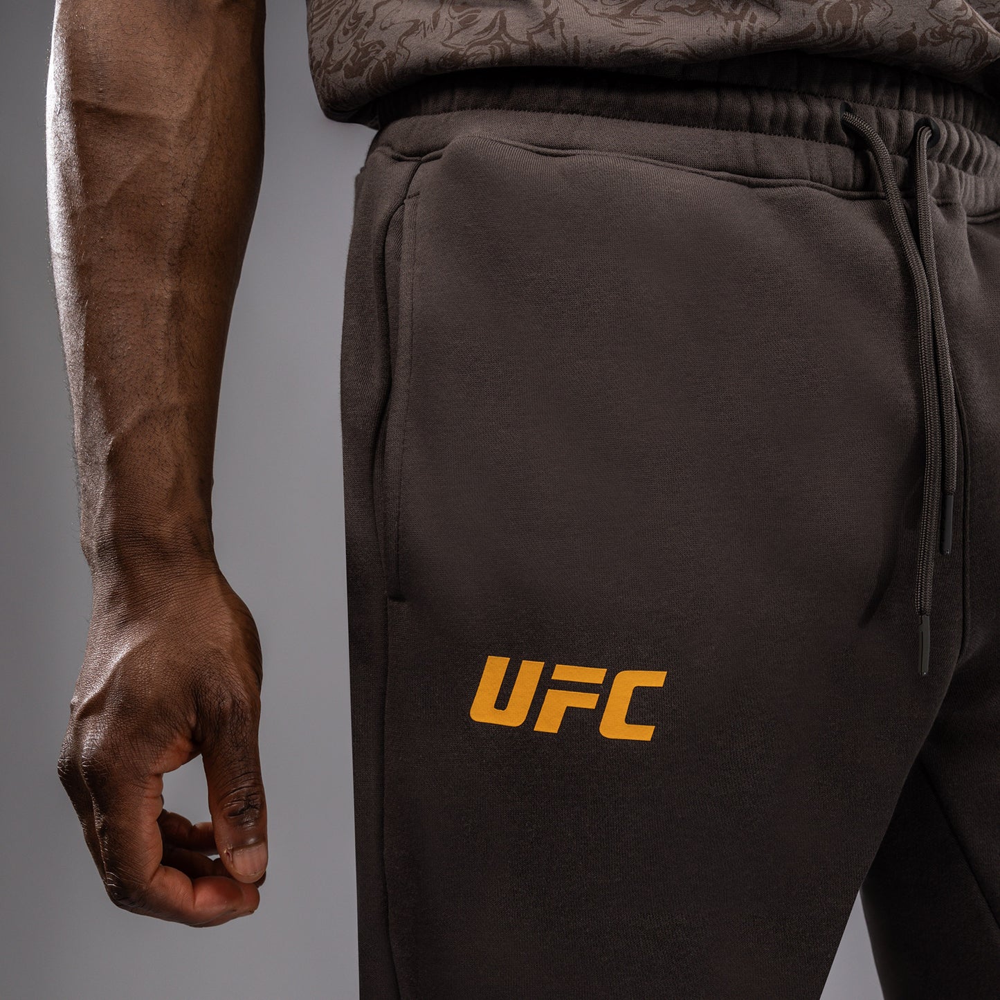UFC Fusion by Venum Fight Week 男士棉质长裤 – 纯色土褐色