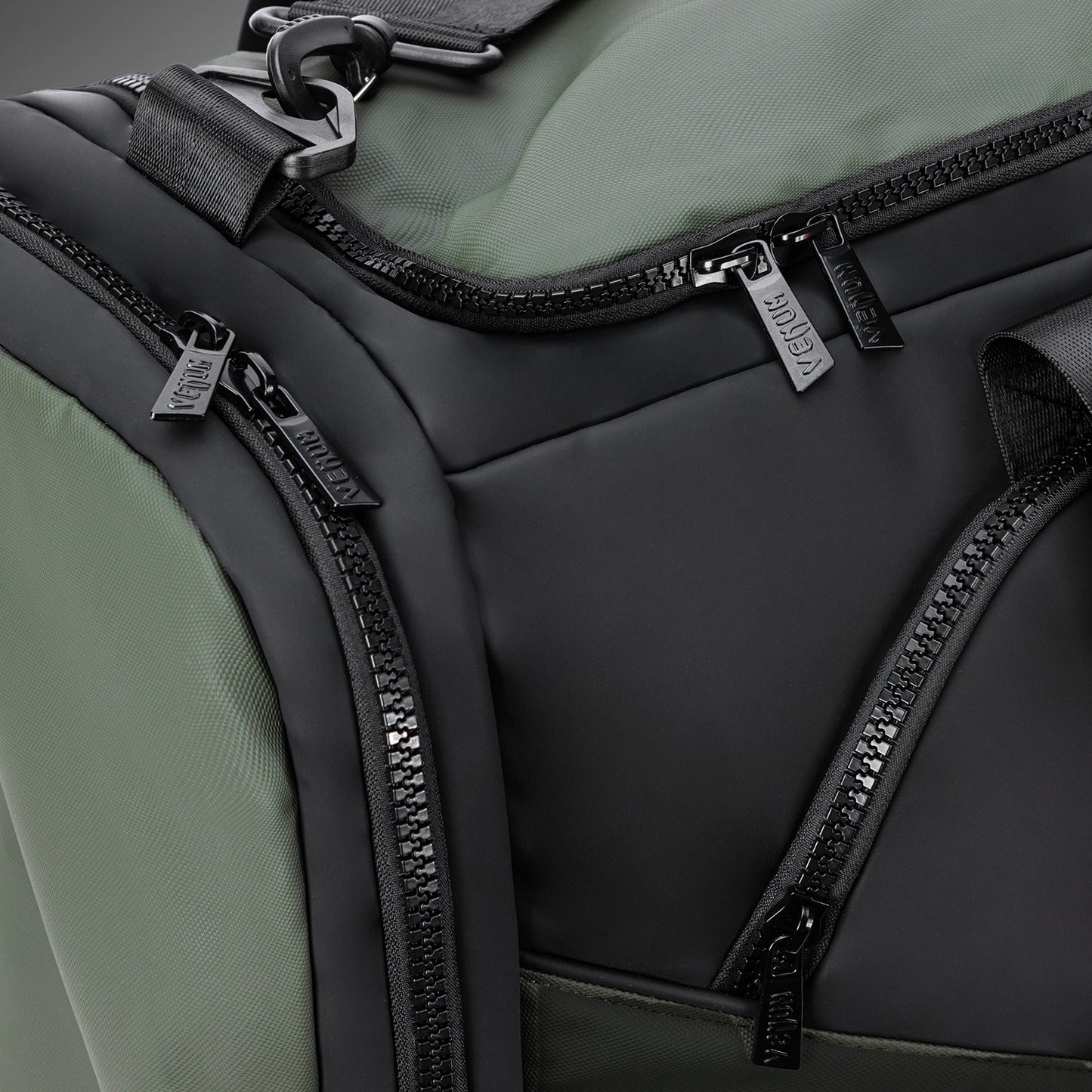 Venum Evo 2 Trainer Lite 行李包(55-63L) – 黑色/卡其色