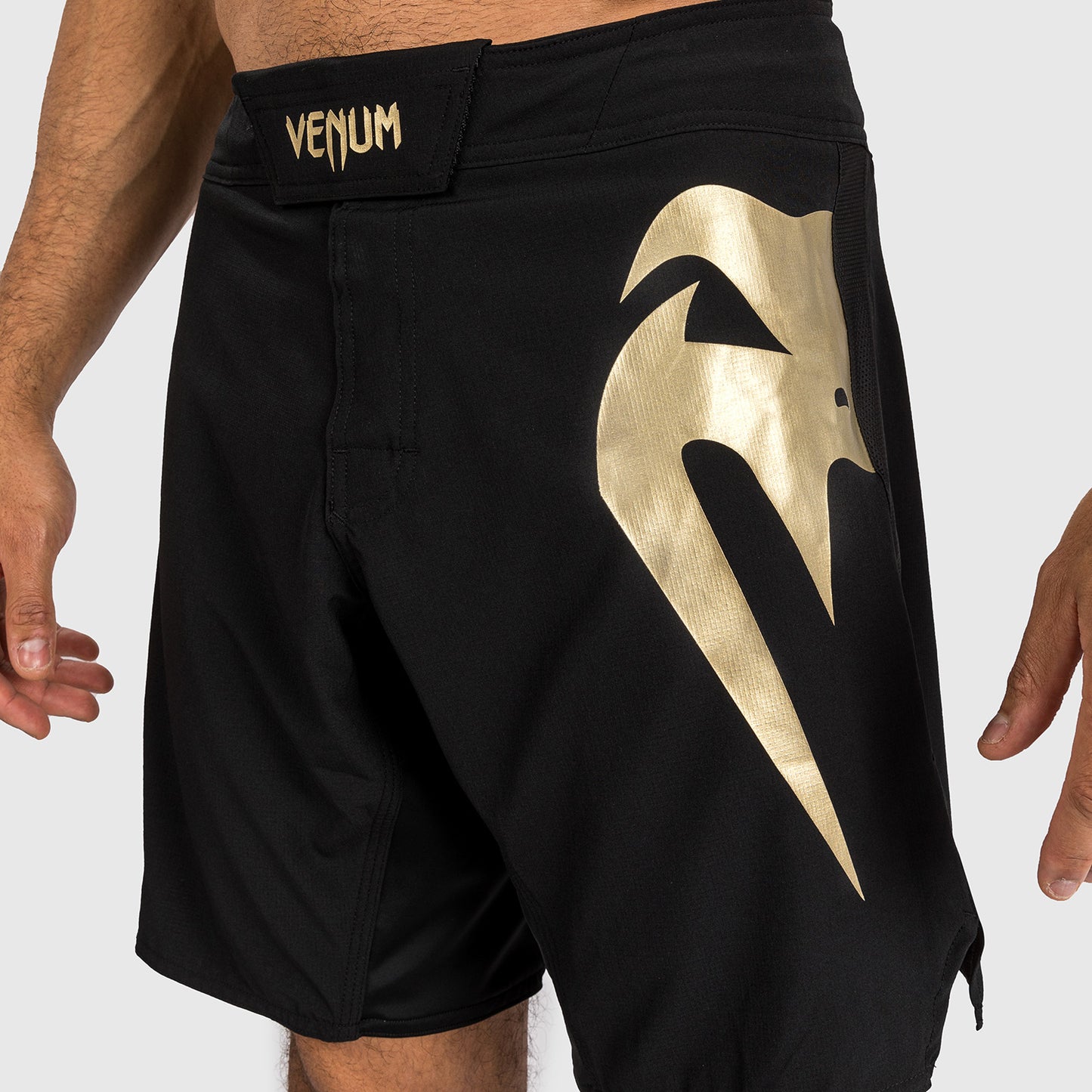 Venum Light 5.0 格斗短裤 – 黑色/金色