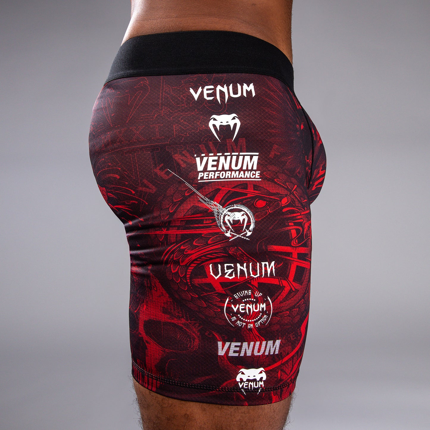 Venum 20周年纪念 综合格斗短裤 – 黑色/红色