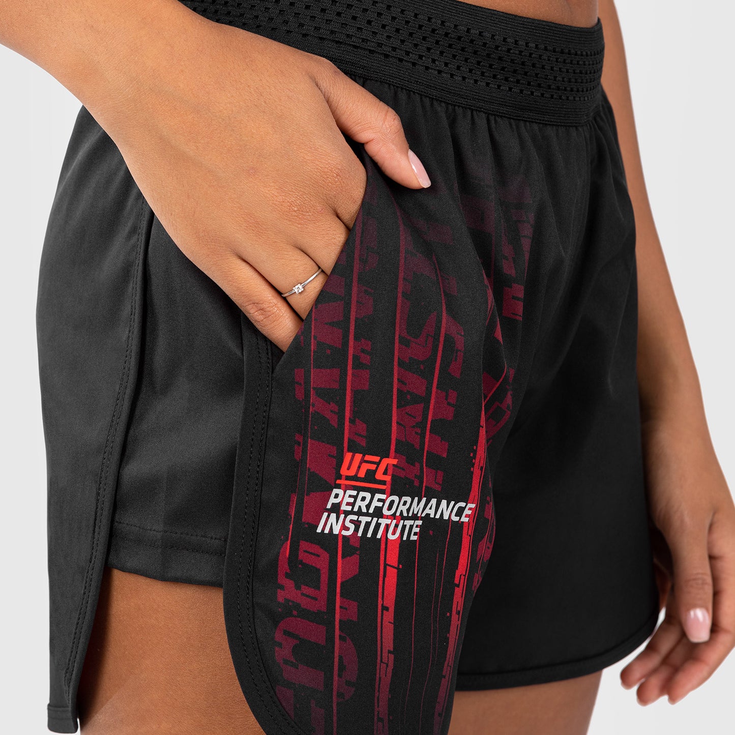 UFC Venum Performance Institute 2.0 女士训练短裤 – 黑色/红色