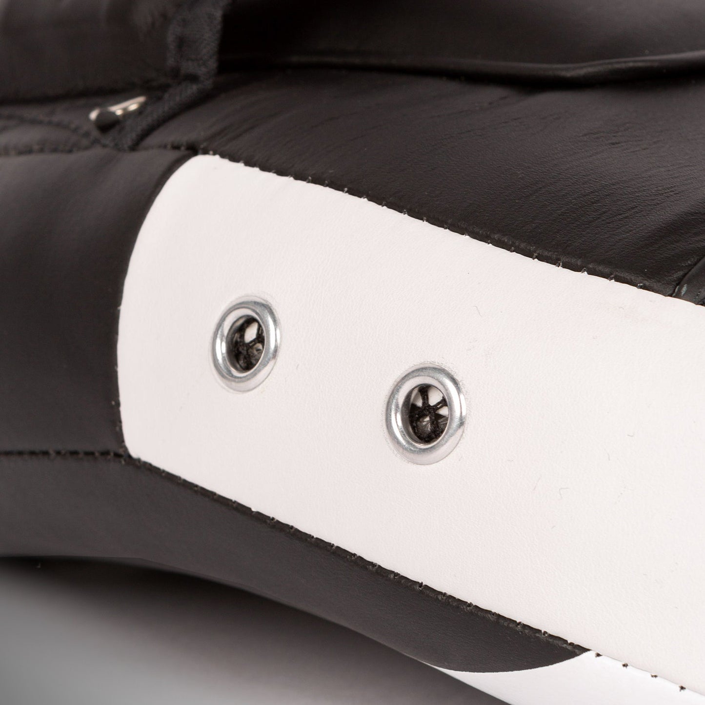 Venum Kick Boxing Gear 2.0 微纤维小拳击手套 – 黑色/白色