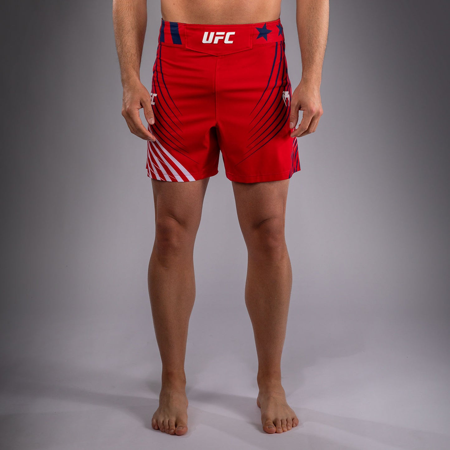 Official UFC Freedom 250 by Venum 男士 Authentic Fight Night 短款格斗短裤 - 红色
