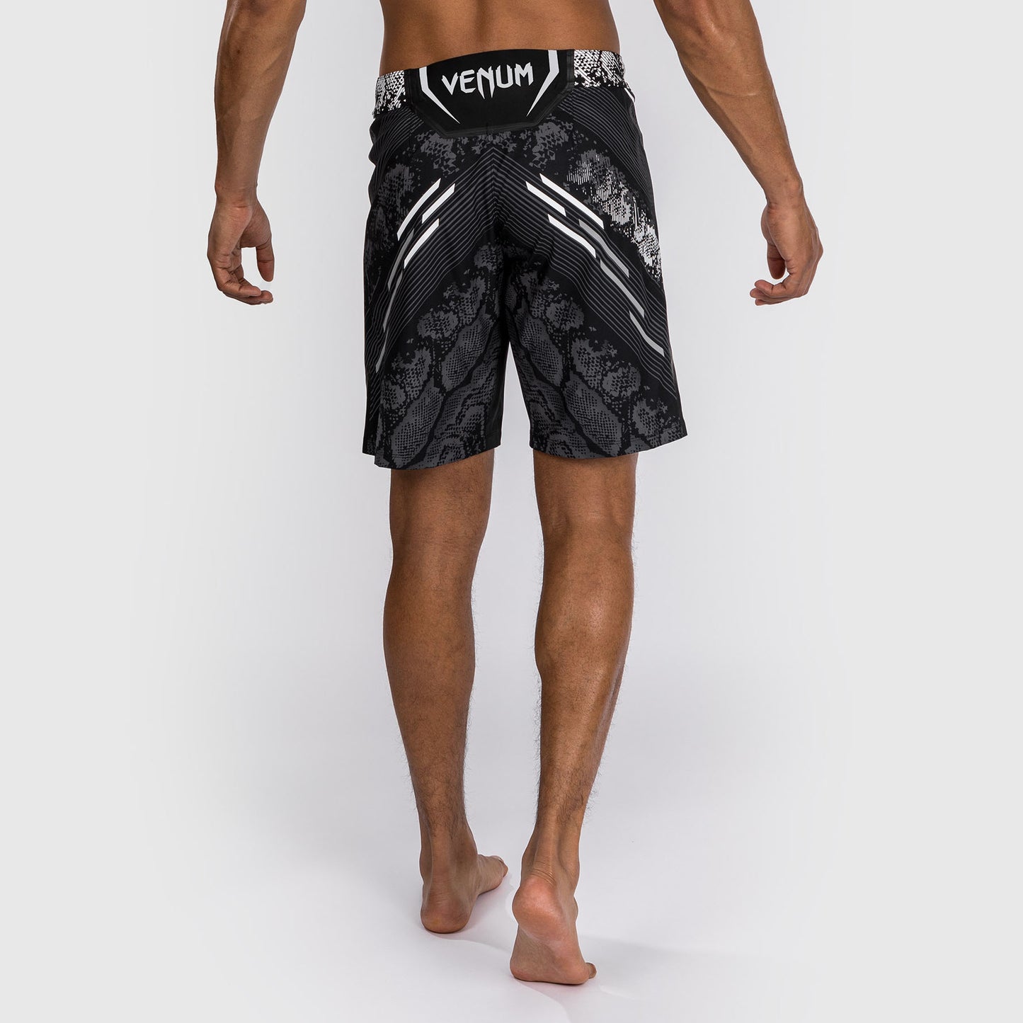 UFC Adrenaline by Venum Authentic Fight Night 男士格斗短裤–长款–黑色