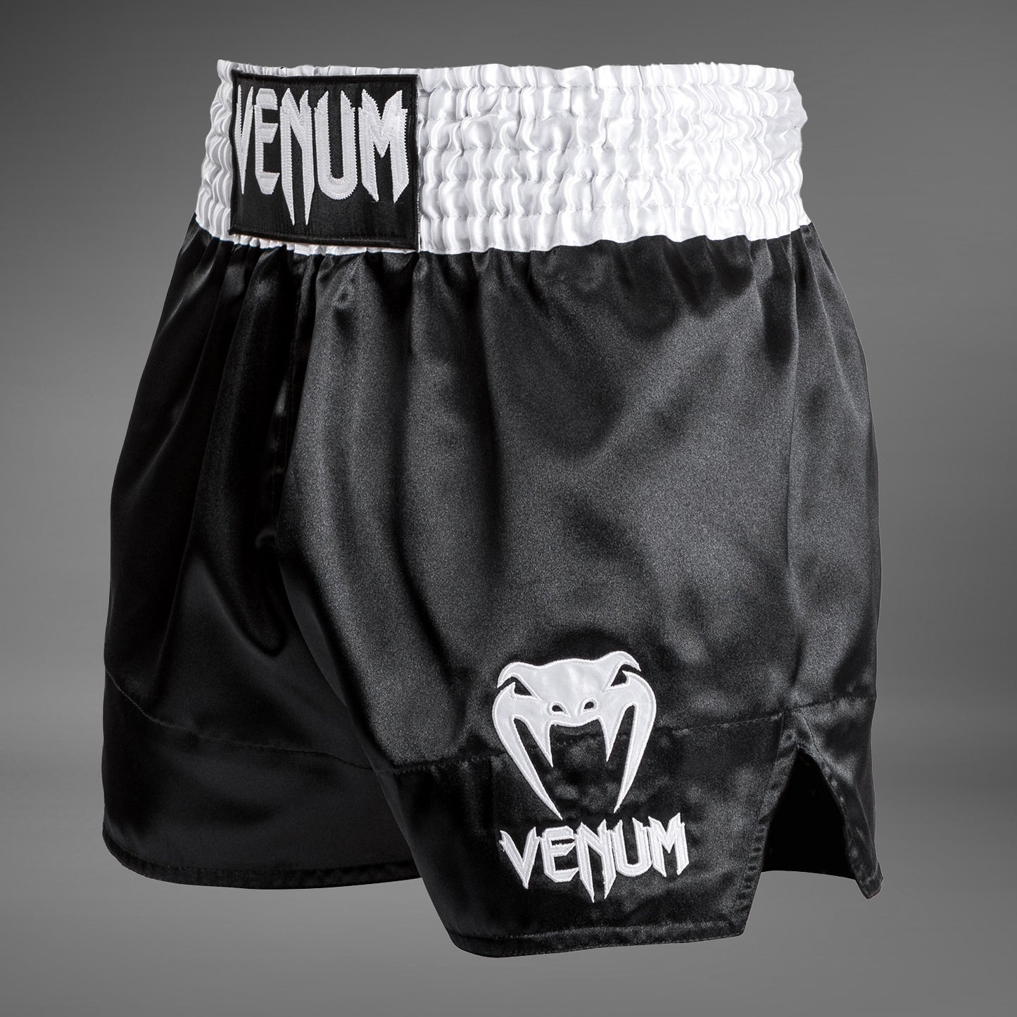 Venum Classic 泰拳短裤 – 黑色/白色/白色