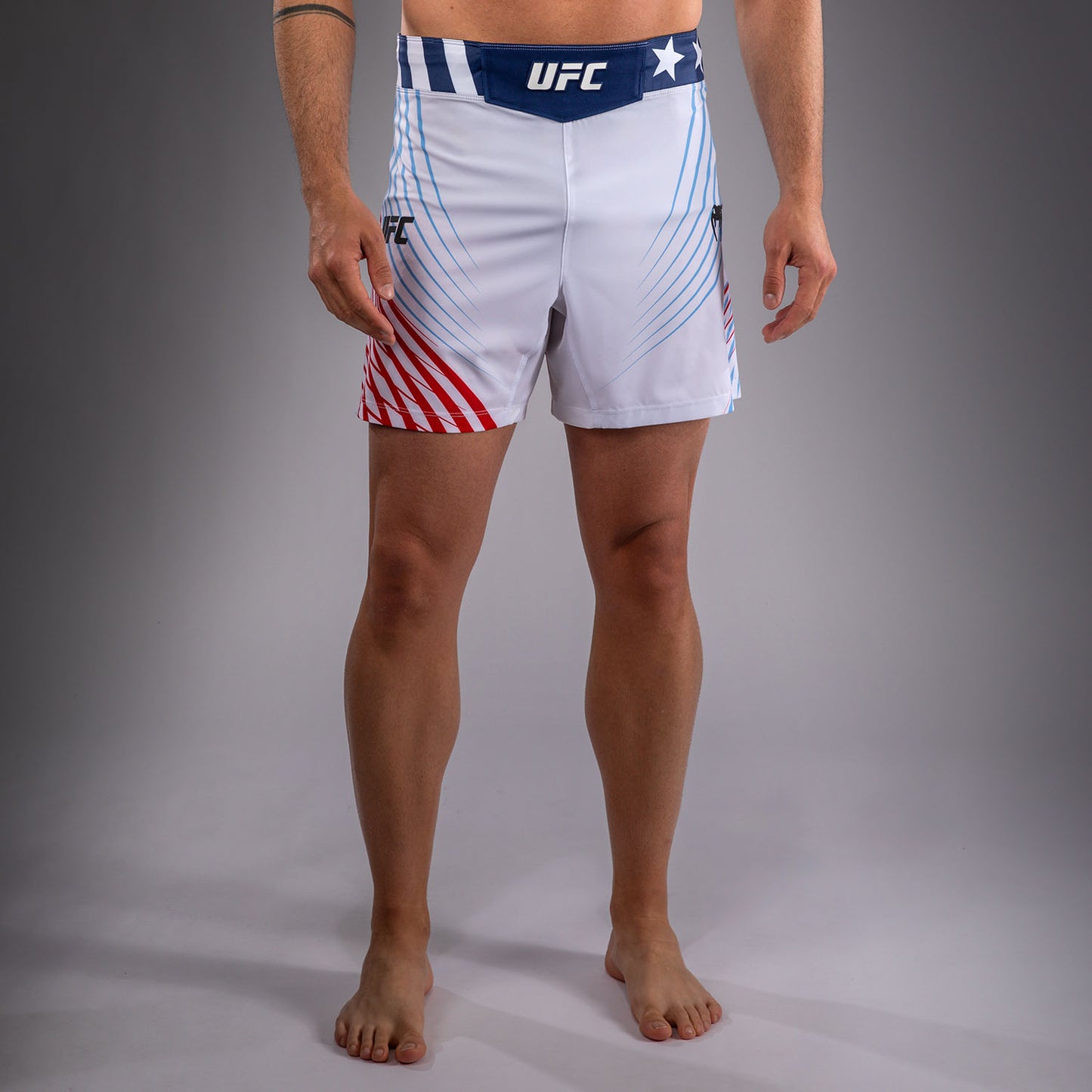 Official UFC Freedom 250 by Venum 男士 Authentic Fight Night 短款格斗短裤 - 白色